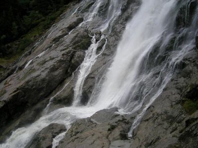 011-Schaeumende Wasser stuerzen zu Tal